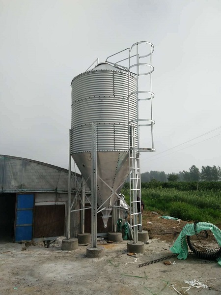 散裝料塔的使用好處多多，你如果是養(yǎng)殖戶再不使用就過(guò)時(shí)了